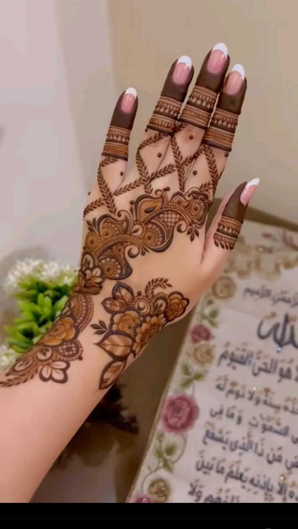 Arabic Simple Back Hand Mehndi Design with Gol Tikki for Eid (2)