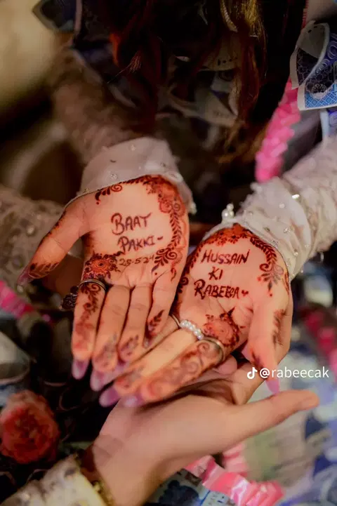aesthetic bridal figure finger mehndi design