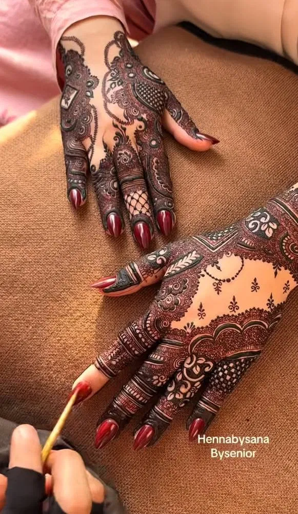 Stylish Foot Mehndi Design with Flowers for Eid