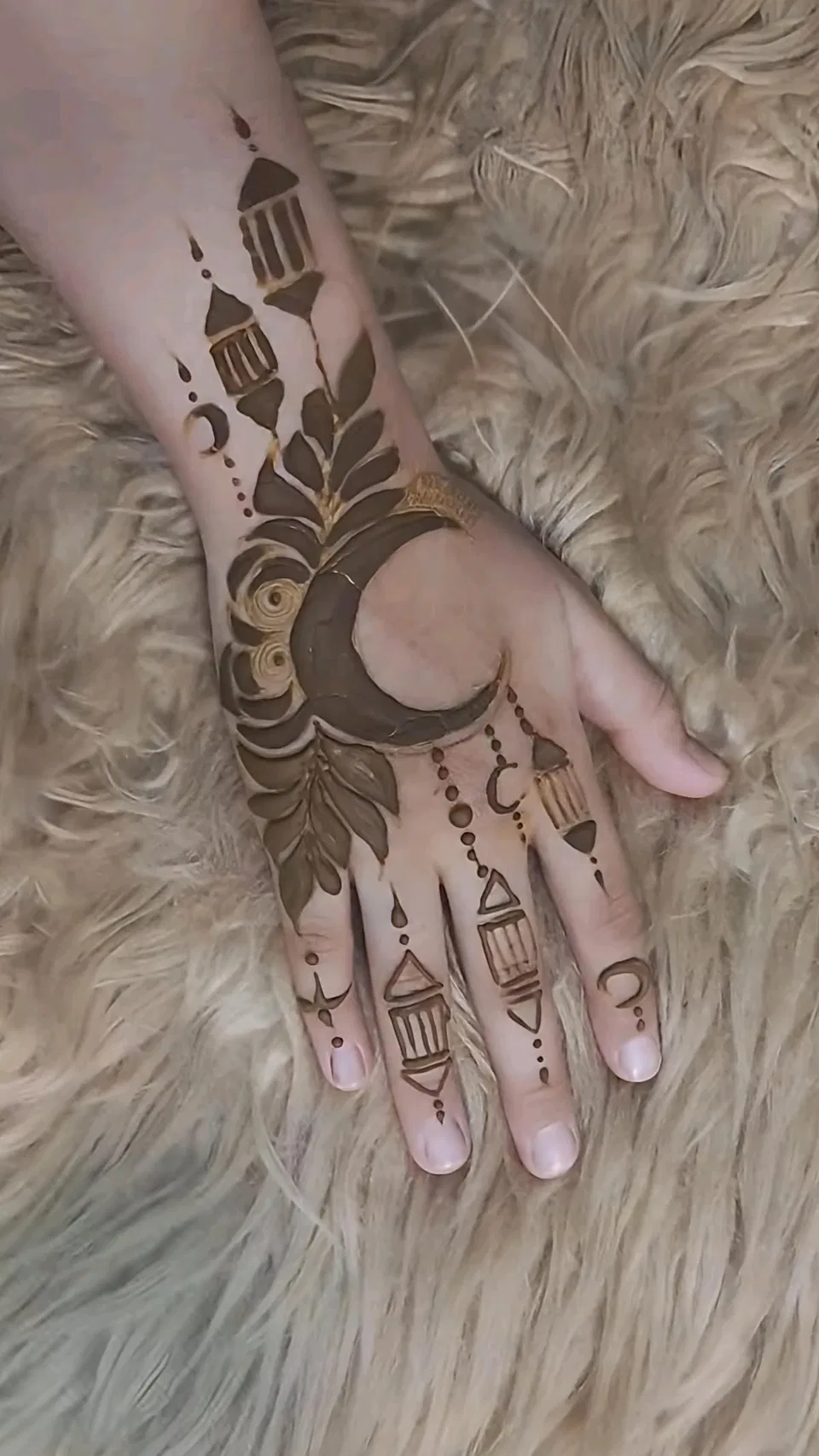Arabic Simple Arm Mehndi Design with Figures and Jaal