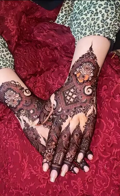 bridal indian figure front hand mehndi design