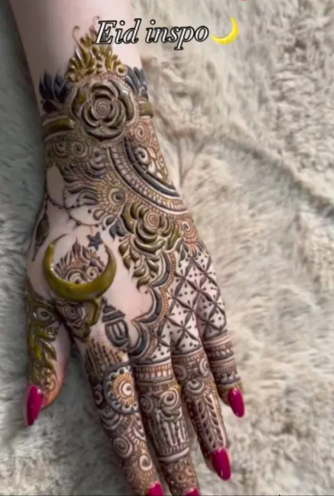 stylish circle finger mehndi design