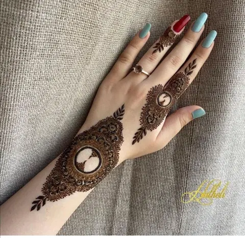 arabic simple circle back hand mehndi design