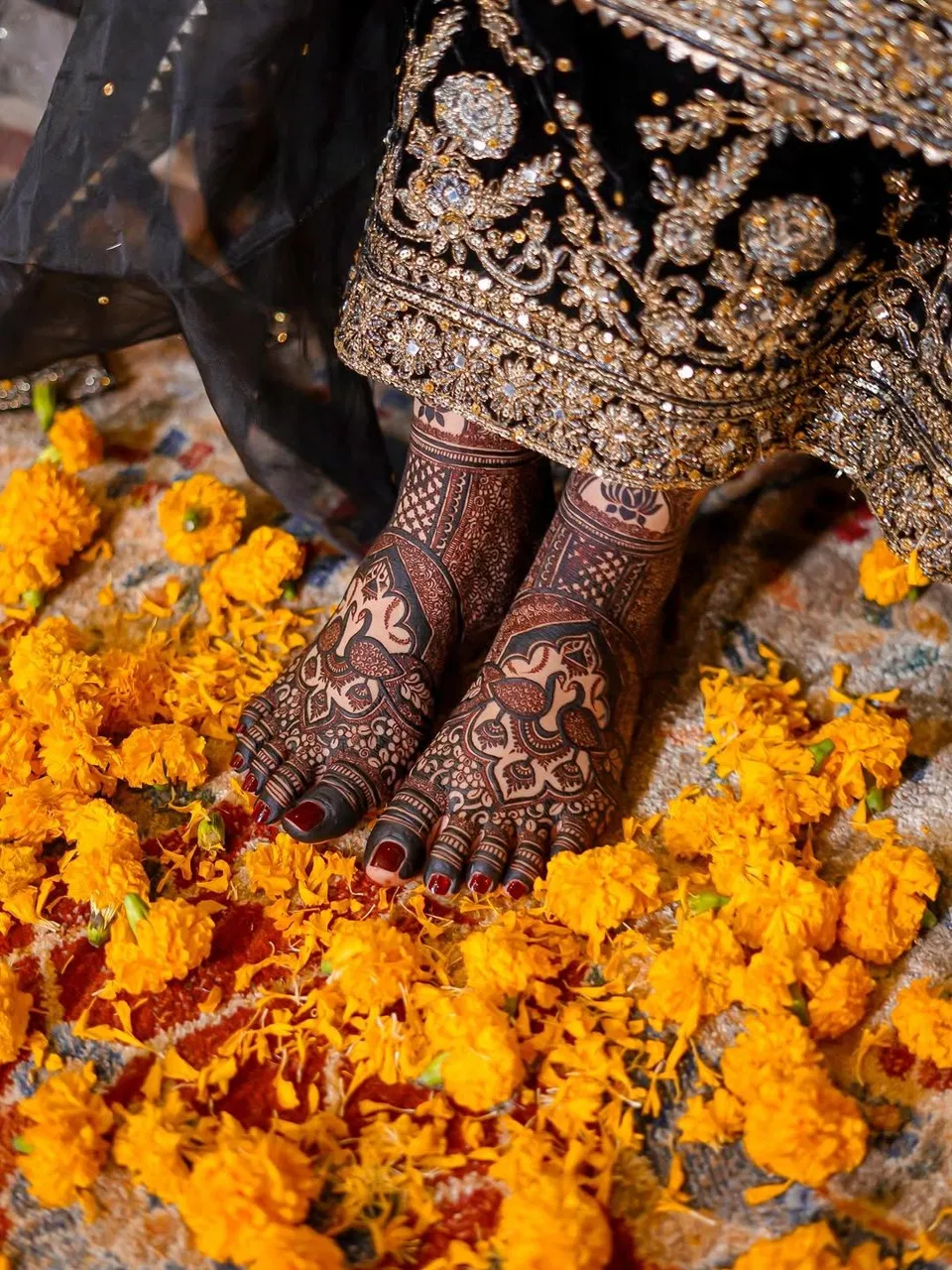 Bridal Stylish Foot Mehndi Design with Gol Tikki and Figures for Eid