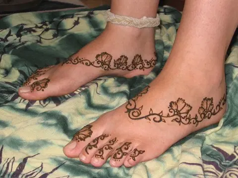arabic minimal flower back hand mehndi design