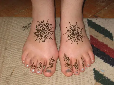 minimal simple circle back hand mehndi design
