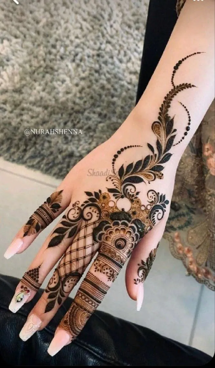 Aesthetic Arabic Back Hand Mehndi Design with Flowers (8)