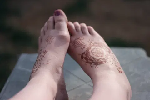 simple figure back hand mehndi design