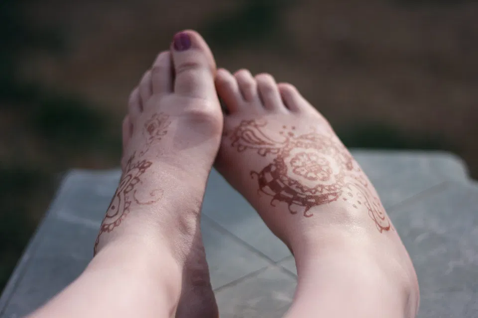 Simple Back Hand Mehndi Design with Figures and Jaal