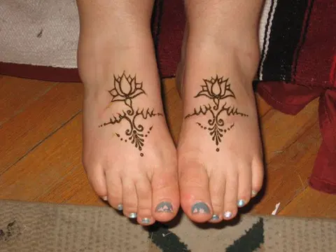 minimal simple heart back hand mehndi design