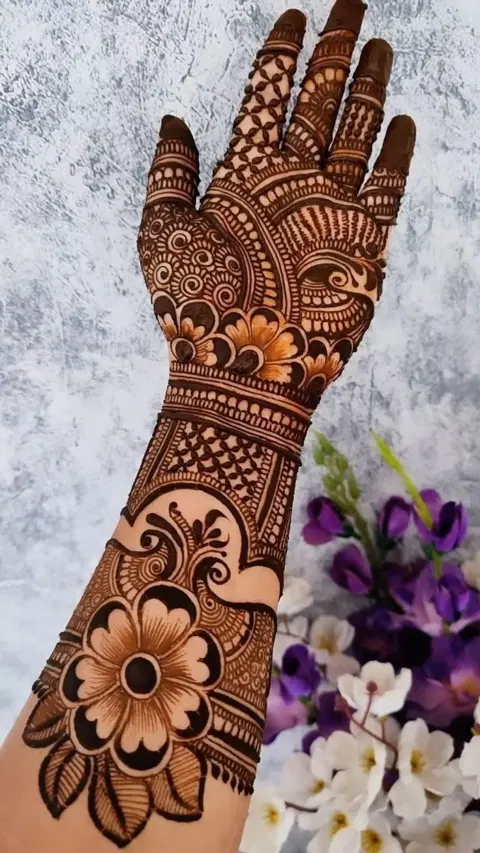bridal stylish flower front hand mehndi design