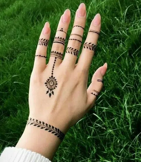 simple finger mehndi design