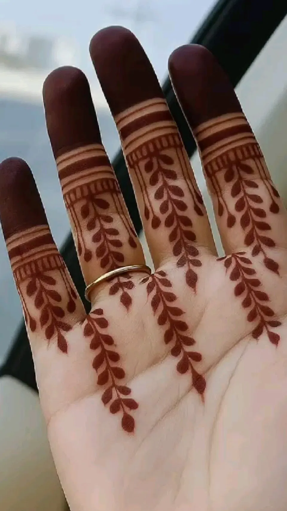 Aesthetic Arabic Finger Mehndi Design with Gol Tikki (5)