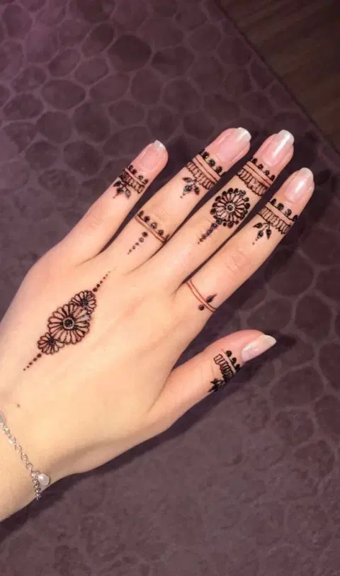 minimal simple back hand mehndi design