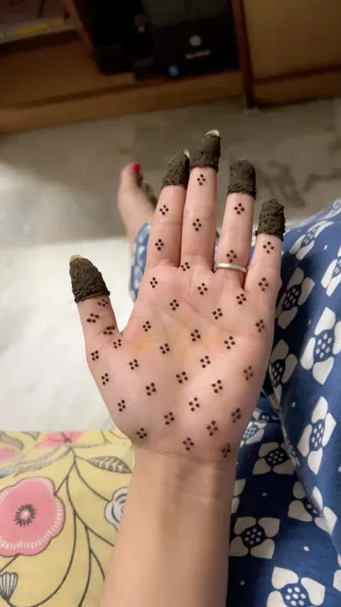 aesthetic minimal jaal finger mehndi design