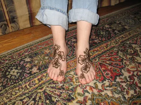 arabic minimal deity foot mehndi design