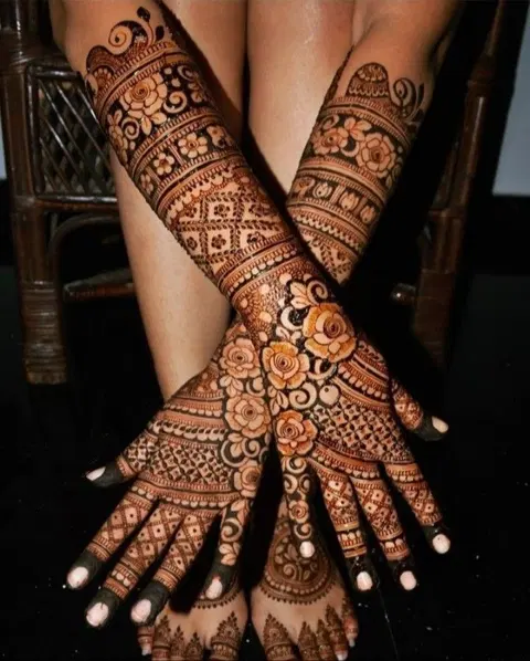 bridal stylish figure back hand mehndi design