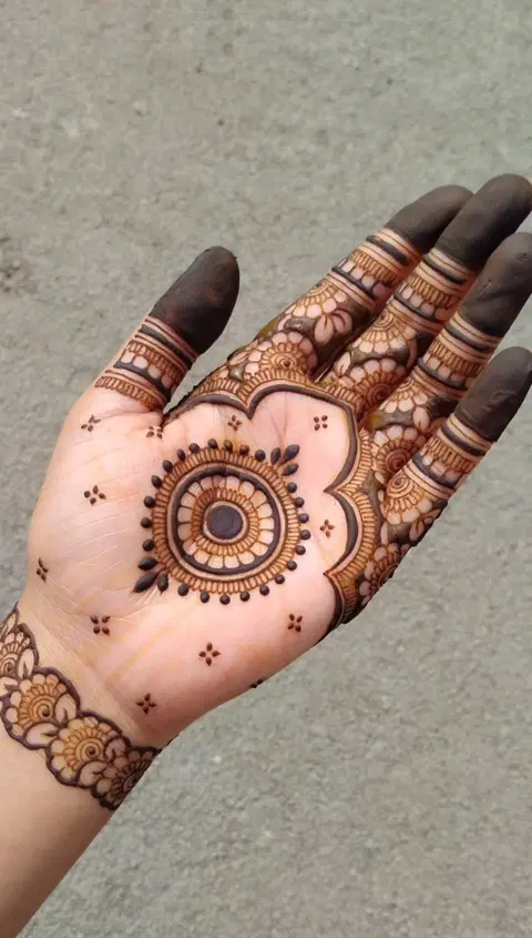 aesthetic arabic circle finger mehndi design