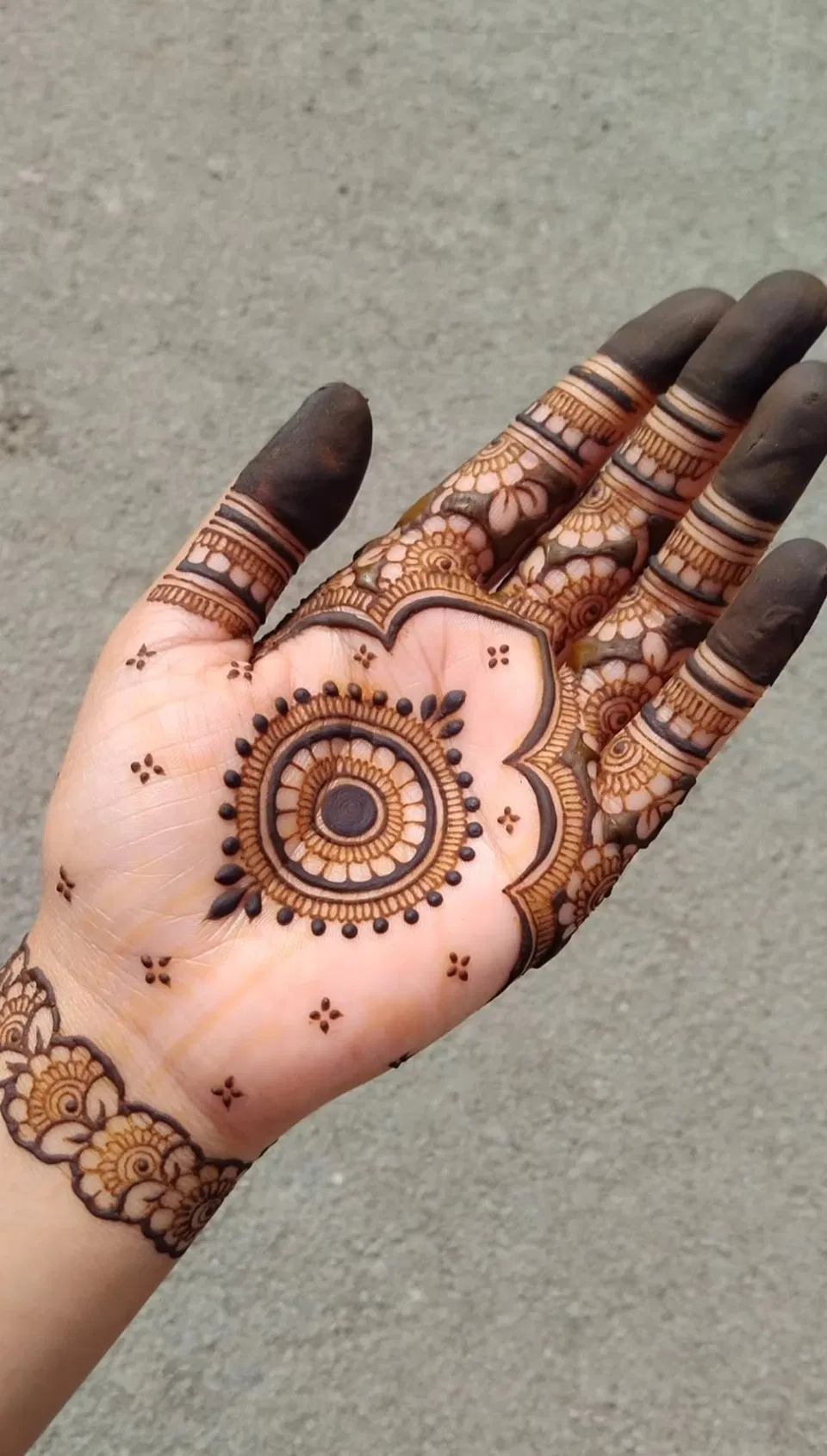 Aesthetic Arabic Finger Mehndi Design with Gol Tikki and Flowers for Diwali (5)