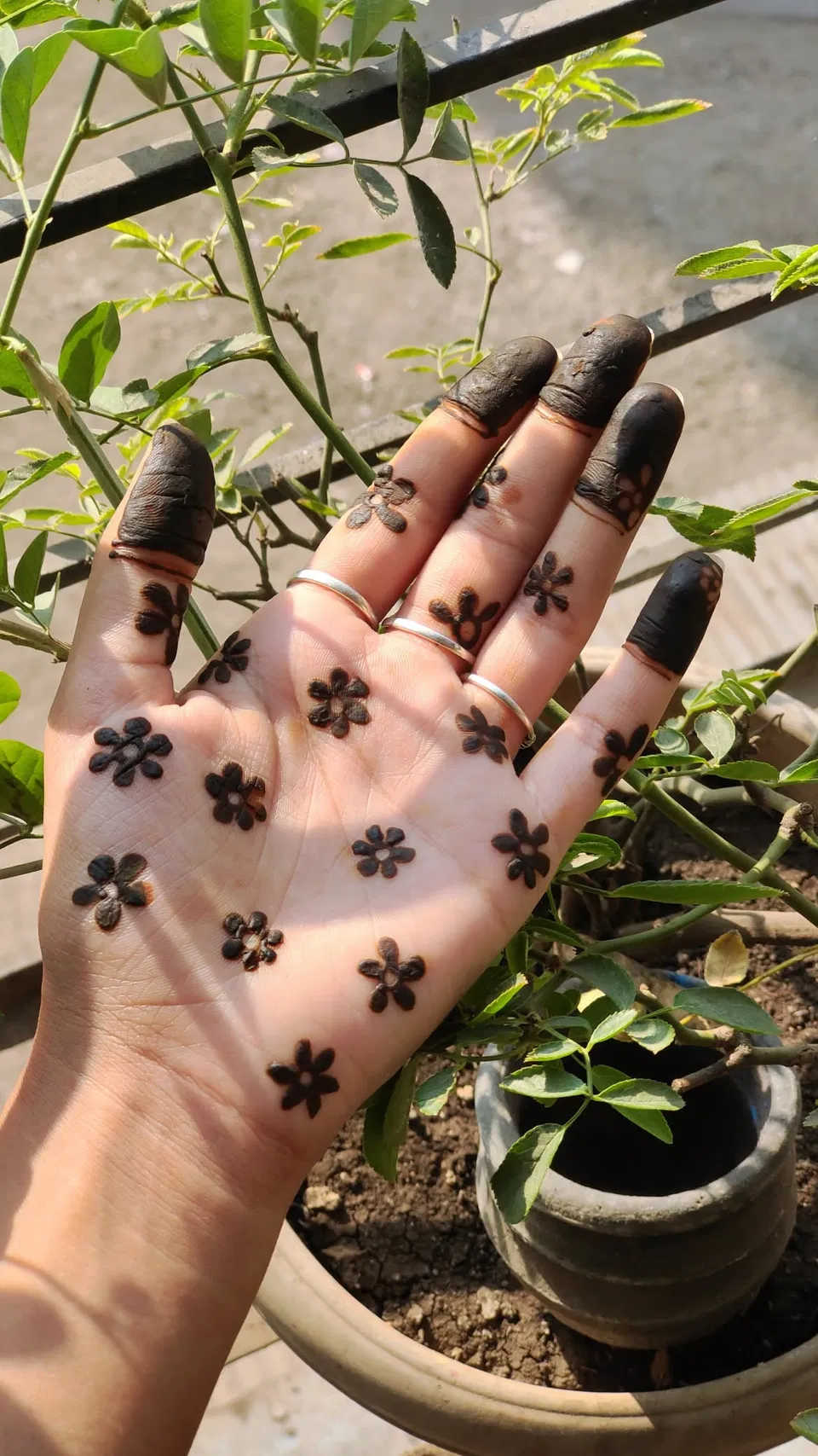 Arabic Simple Finger Mehndi Design with Gol Tikki, Flowers and Jaal (3)