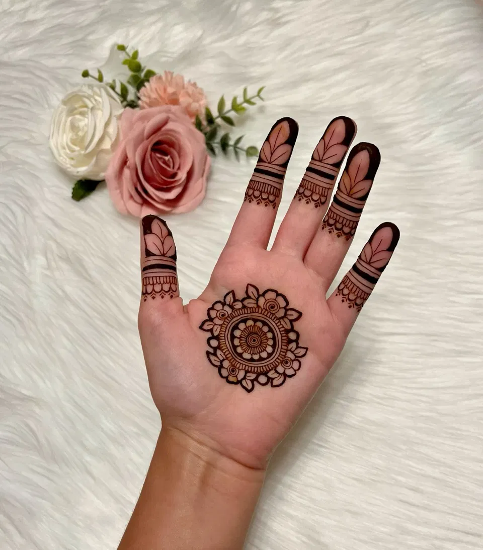 Aesthetic Simple Front Hand Mehndi Design with Gol Tikki and Flowers for Raksha Bandhan (8)