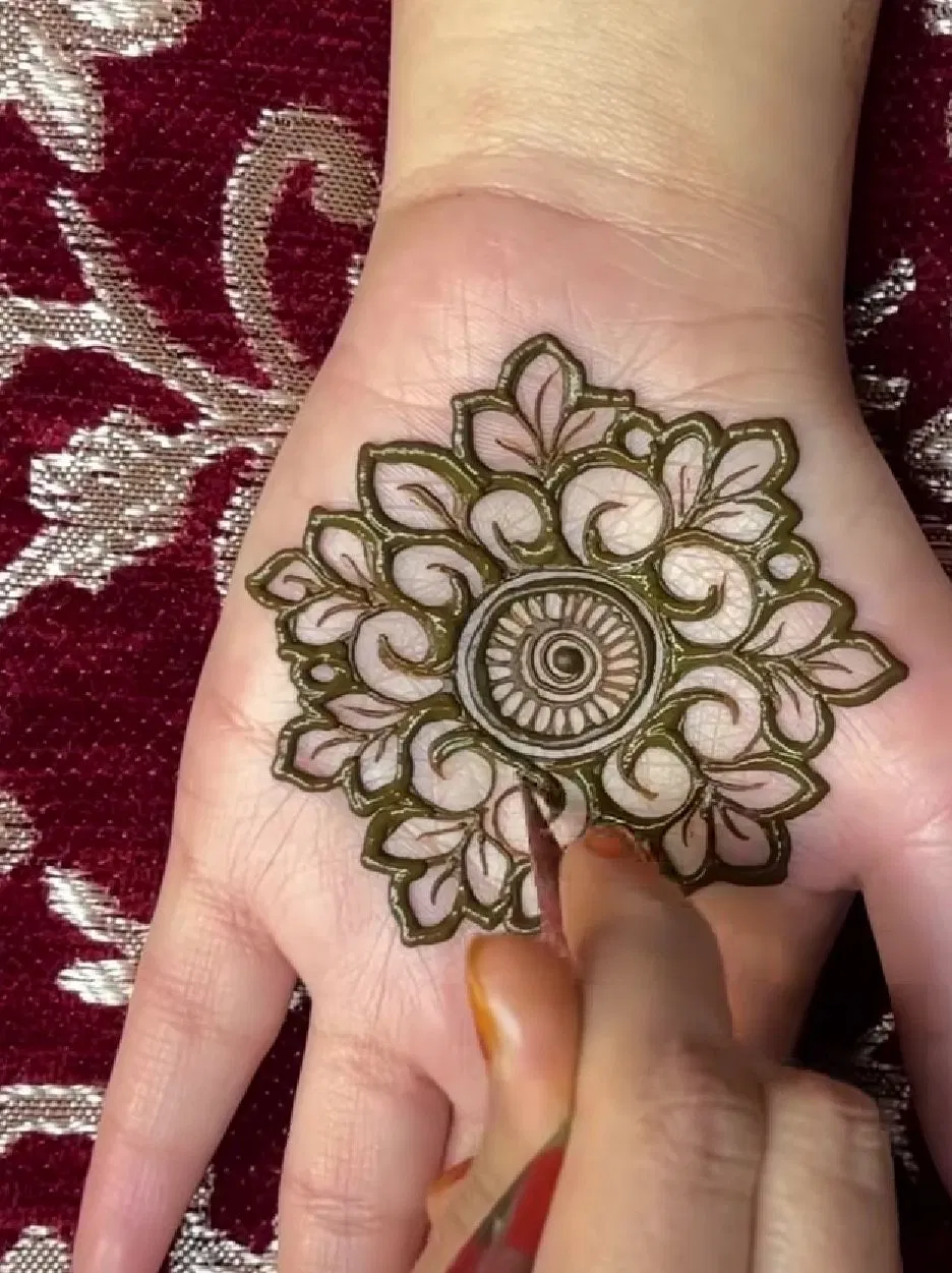 Aesthetic Bridal Finger Mehndi Design with Gol Tikki and Flowers (7)