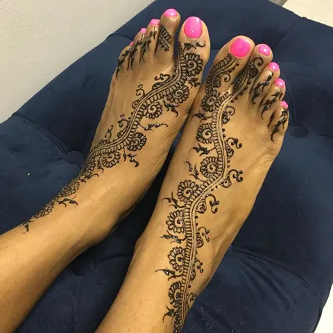 aesthetic back hand mehndi design