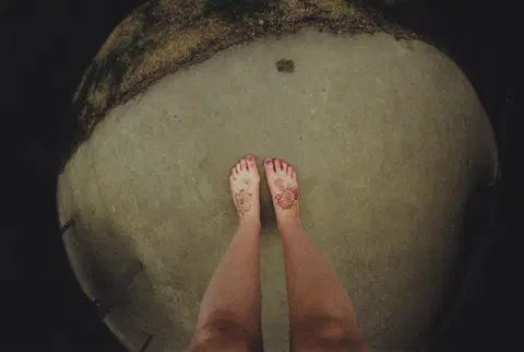 simple circle foot mehndi design