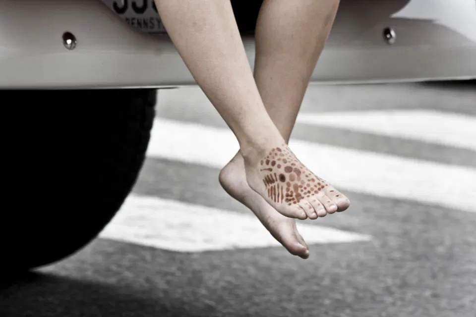 Minimal Simple Foot Mehndi Design