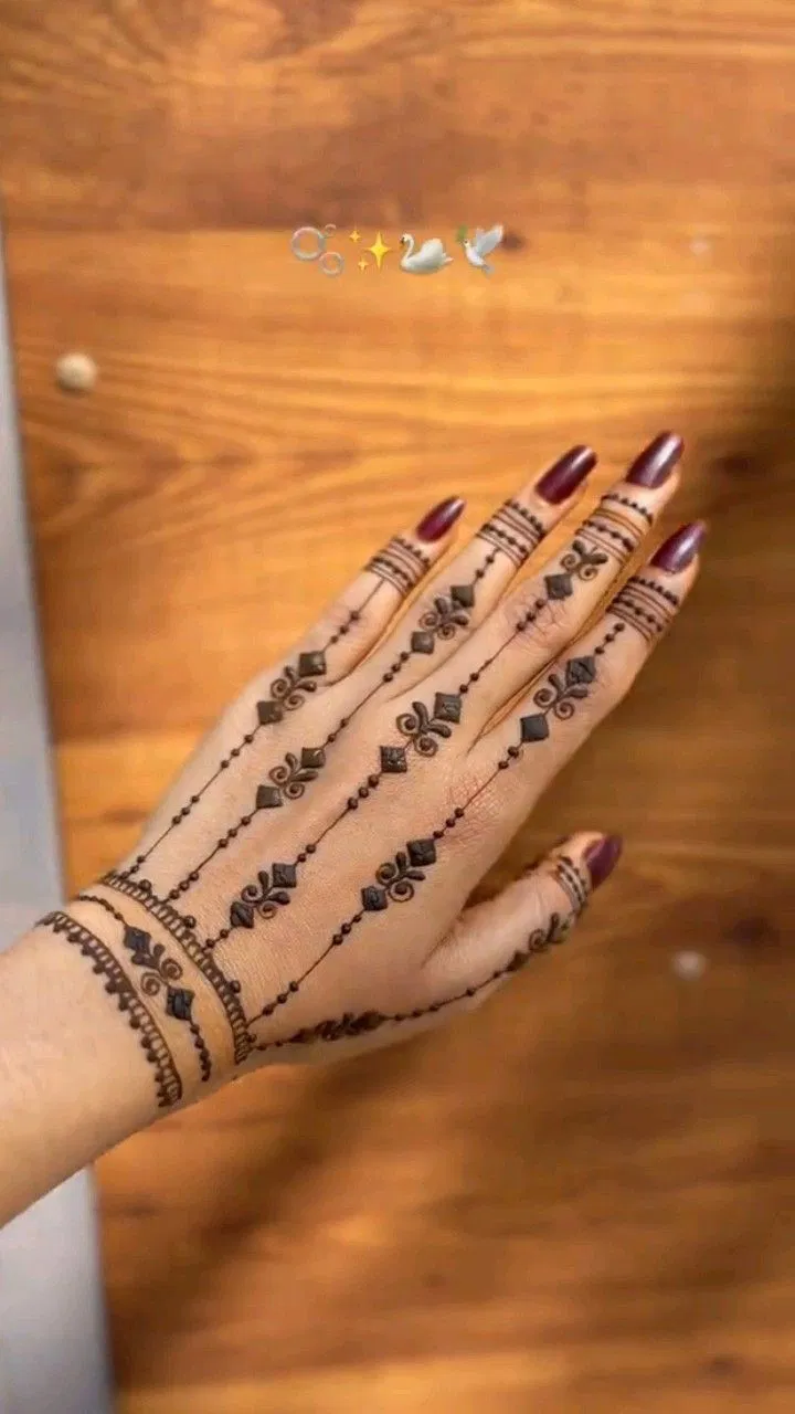 Aesthetic Minimal Back Hand Mehndi Design (26)