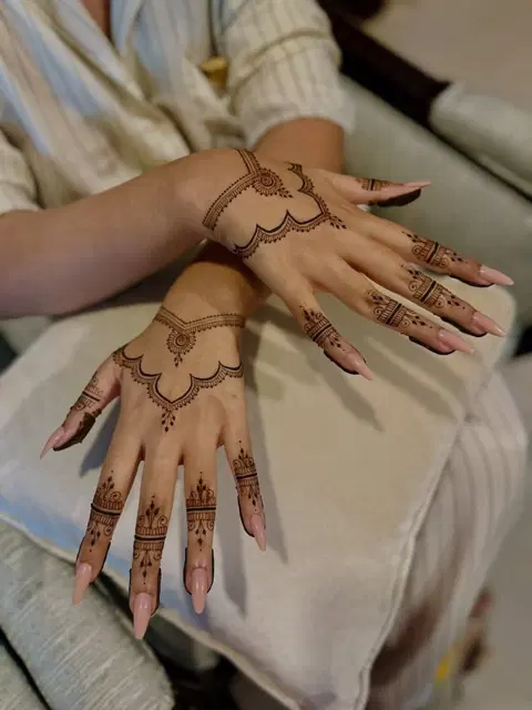 minimal simple jaal back hand mehndi design