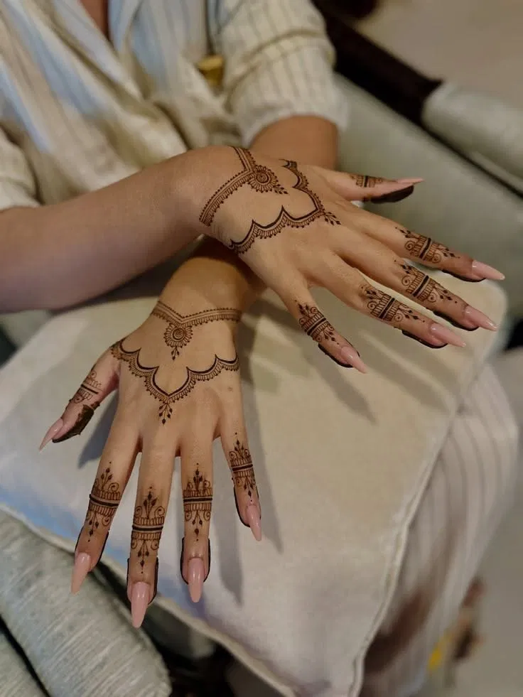 Minimal Simple Back Hand Mehndi Design with Jaal for Engagement (2)