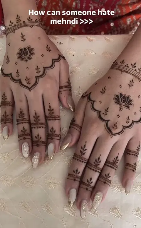 aesthetic arabic jaal back hand mehndi design