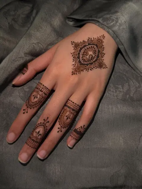 aesthetic minimal circle back hand mehndi design