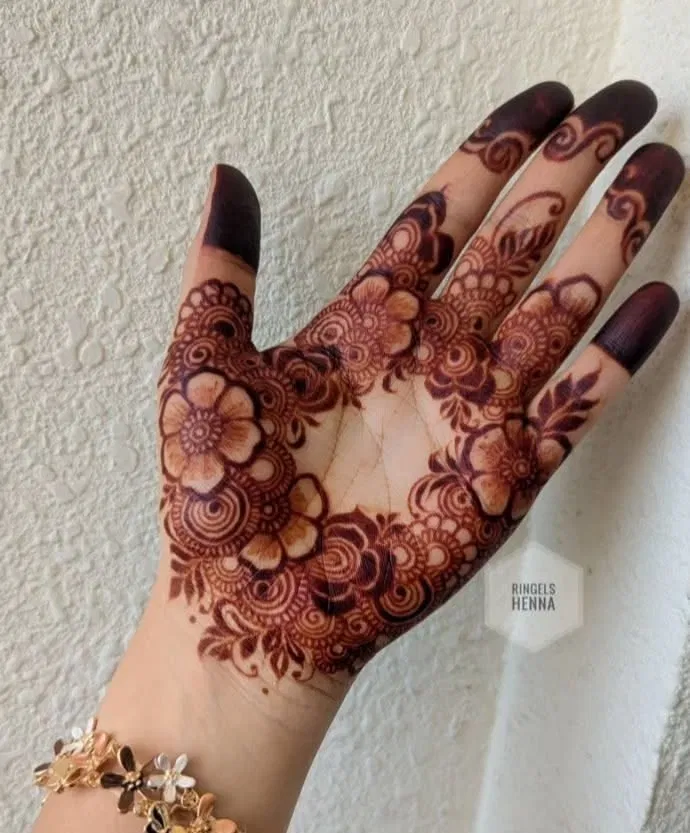 Aesthetic Bridal Finger Mehndi Design with Flowers