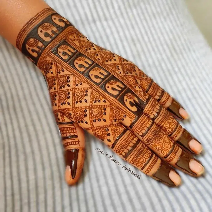 Stylish Back Hand Mehndi Design for Teej (2)