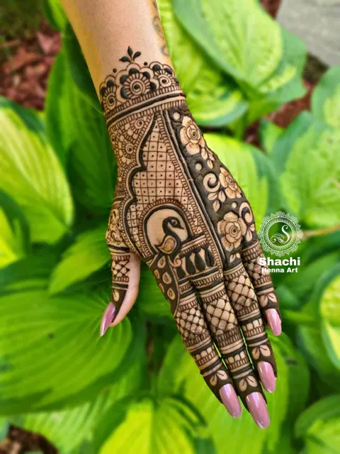 royal simple circle back hand mehndi design
