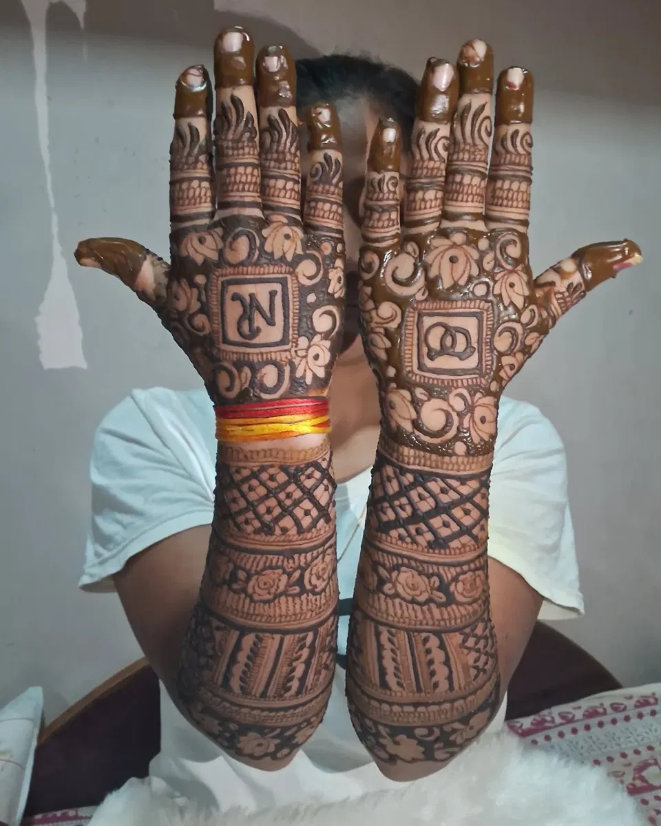 Bridal Stylish Back Hand Mehndi Design with Figures for Engagement (14)