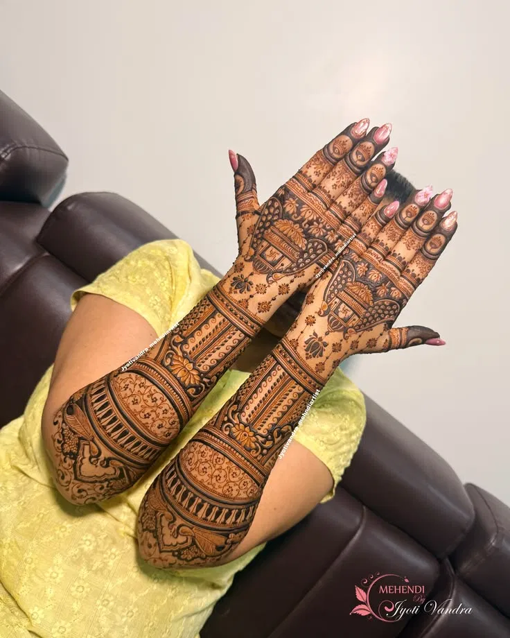 Bridal Indian Back Hand Mehndi Design with Figures for Engagement (6)