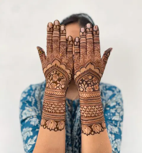 bridal stylish back hand mehndi design
