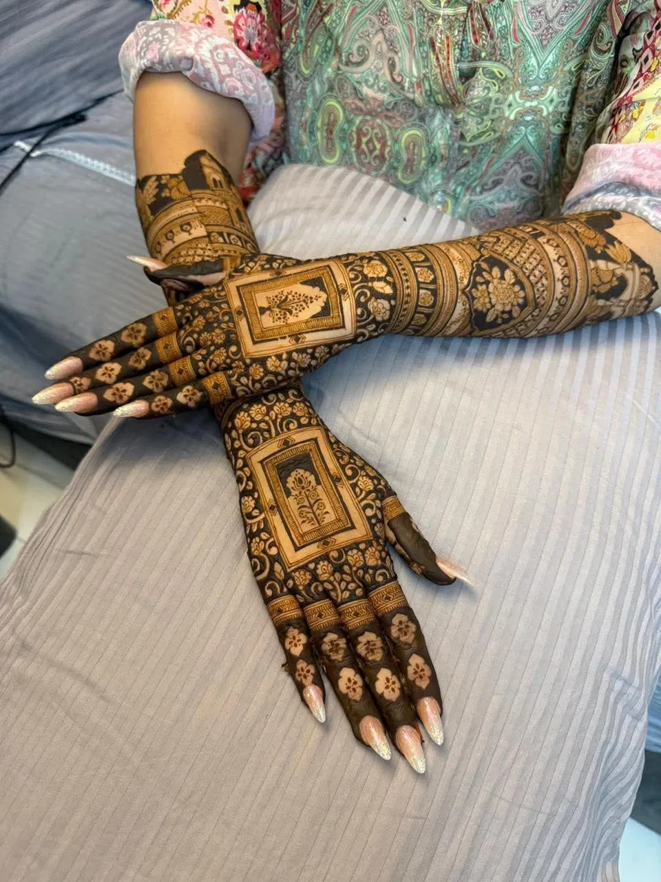 Bridal Stylish Arm Mehndi Design with Figures (6)