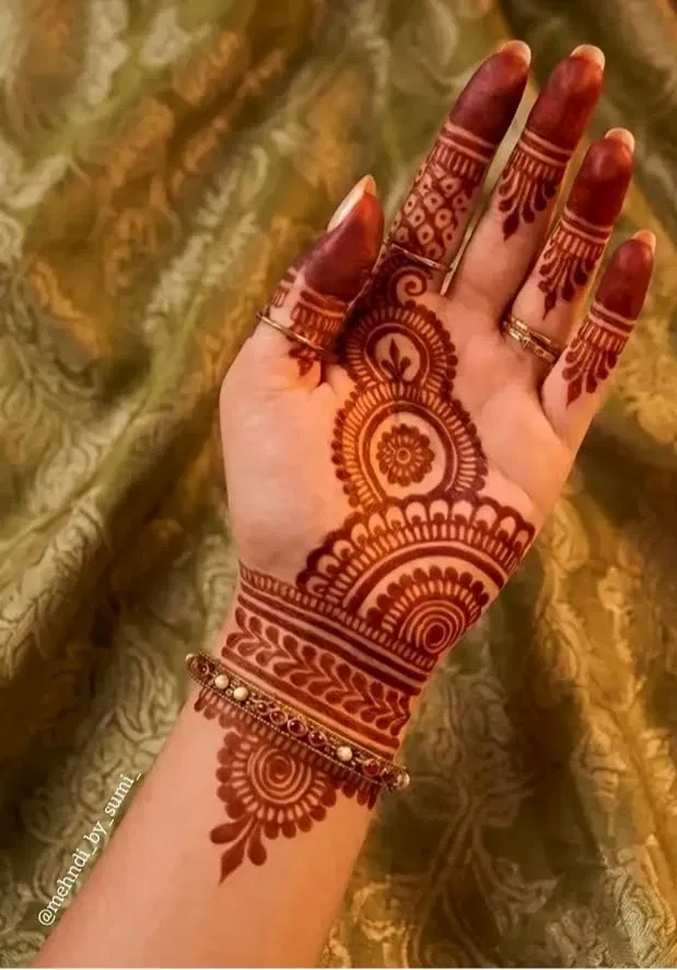 Aesthetic Arabic Finger Mehndi Design with Bel and Gol Tikki for Diwali