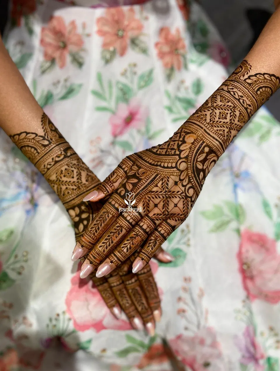 Bridal Stylish Back Hand Mehndi Design for Engagement (10)