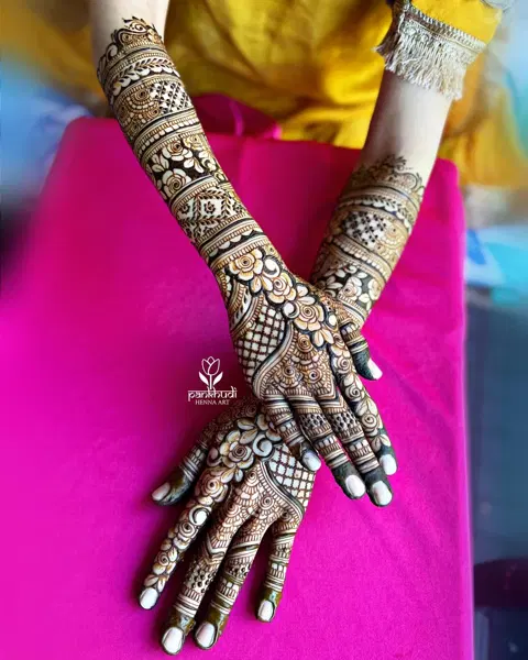 bridal stylish figure back hand mehndi design