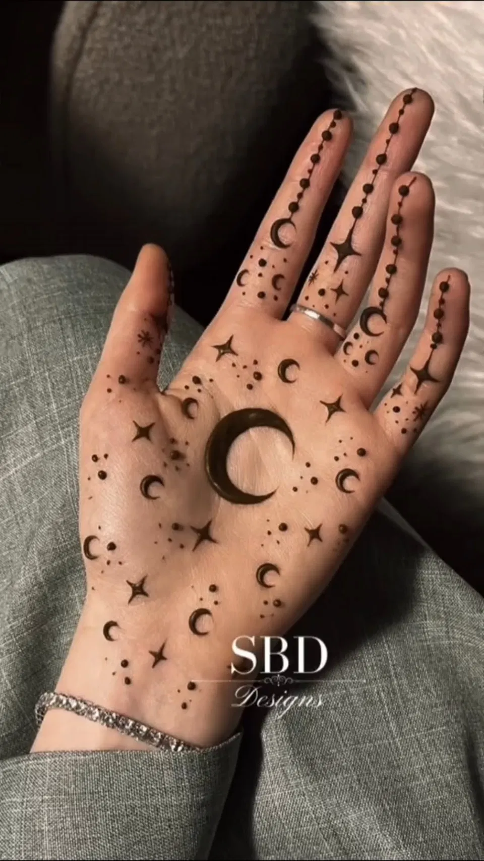 Aesthetic Simple Back Hand Mehndi Design with Moon (4)