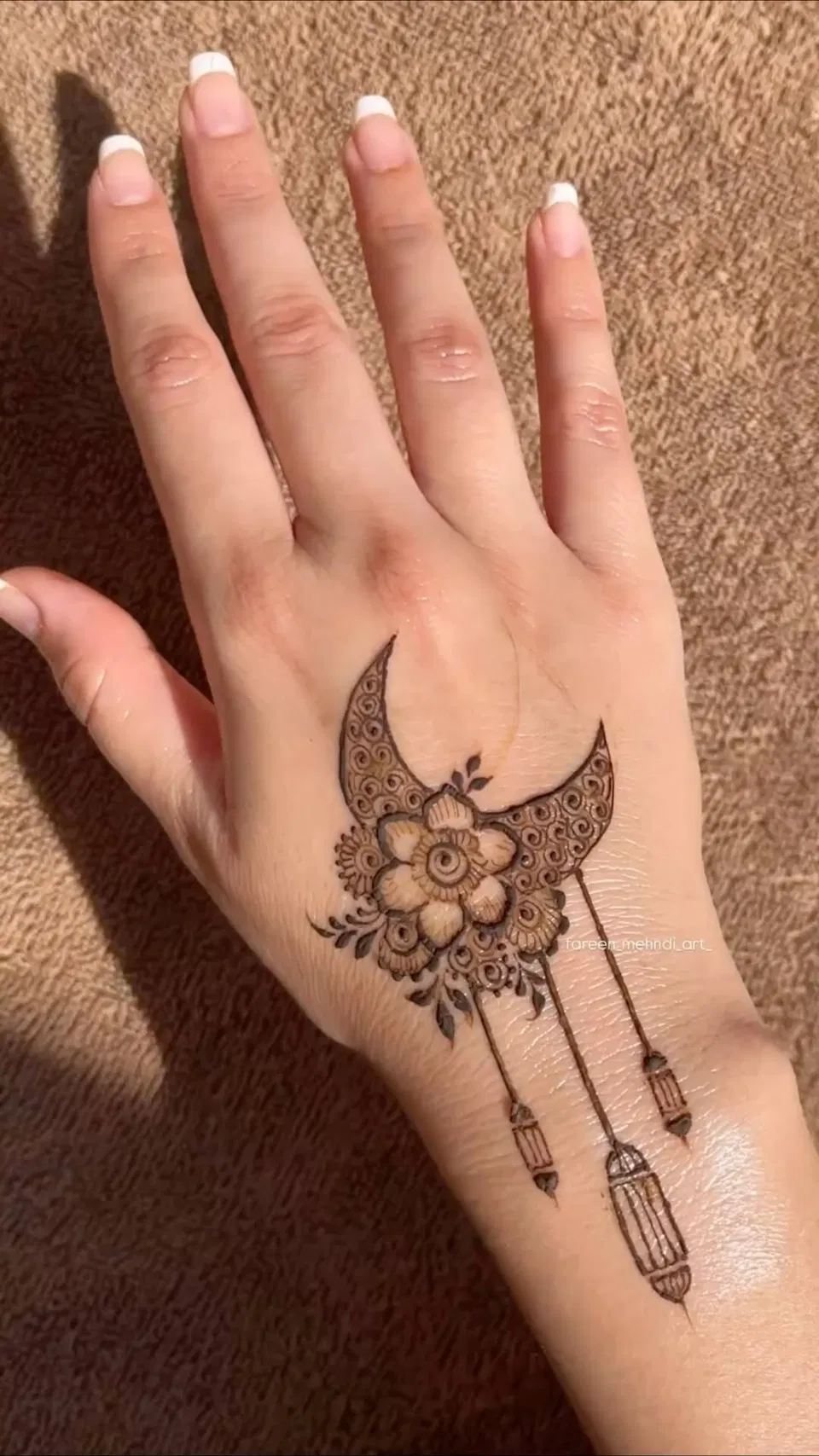 Aesthetic Arabic Back Hand Mehndi Design with Jaal and Moon for Eid (3)