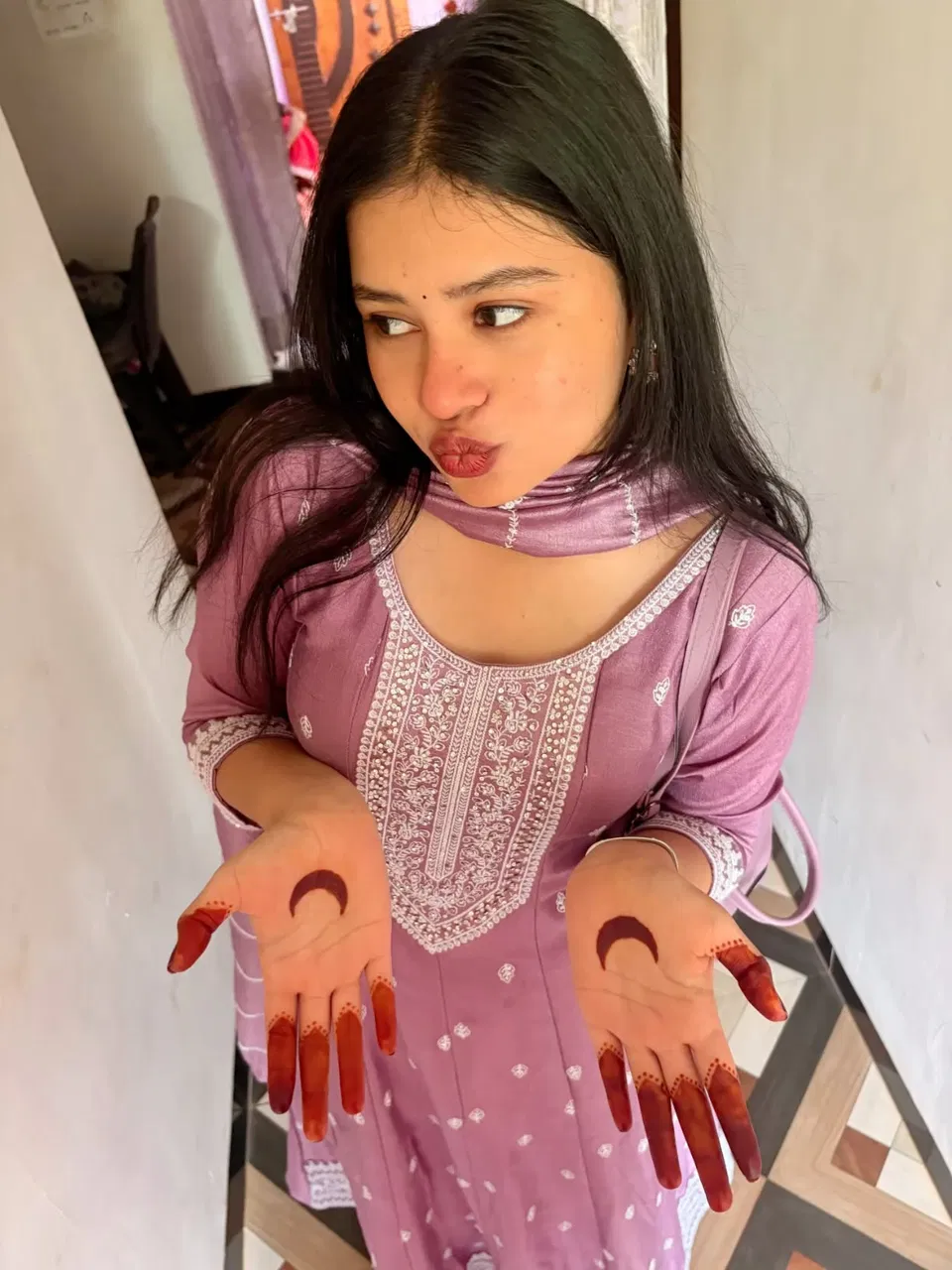 Aesthetic Simple Finger Mehndi Design with Figures and Jaal