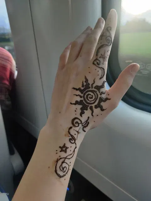 aesthetic arabic circle front hand mehndi design
