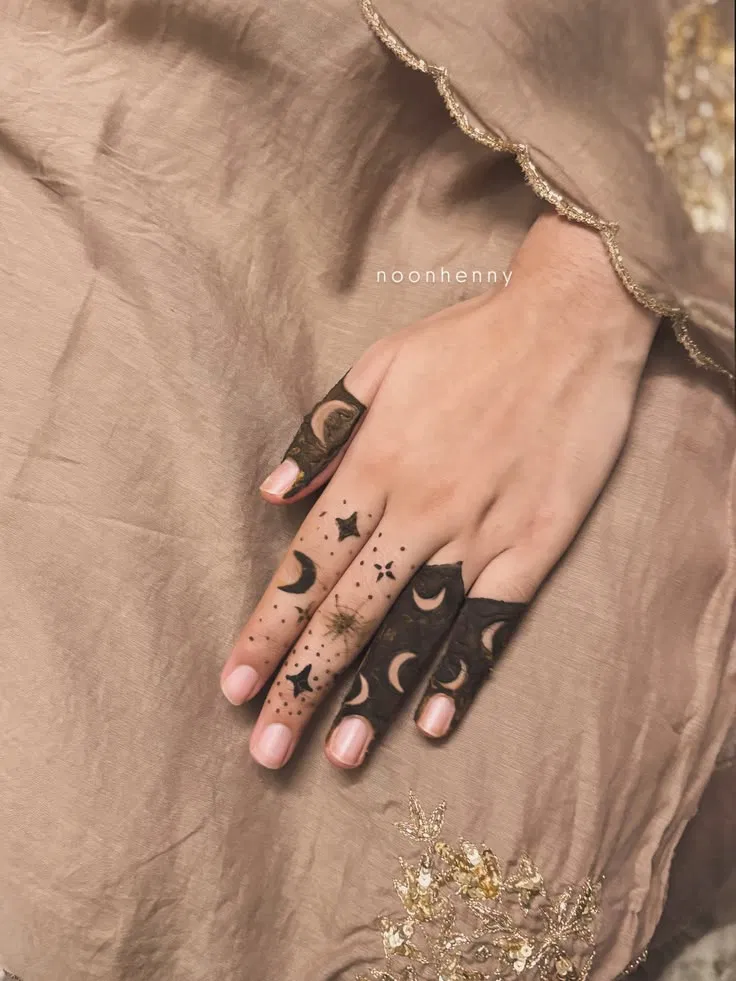 Aesthetic Minimal Back Hand Mehndi Design with Moon for Eid (2)