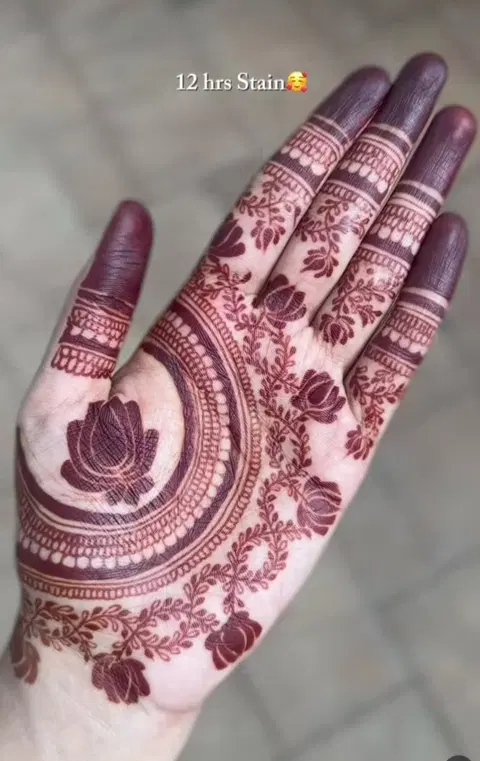 aesthetic arabic circle finger mehndi design